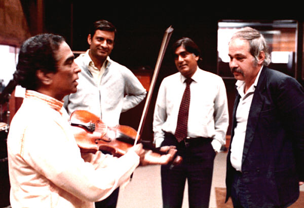 Lalgudi G. Jayaraman (links), zwei Angeh&ouml;rige der Indischen Botschaft und Jan Reichow (rechts) - Analogphoto &copy; Jacques Lipschitz 1982 - (50K)